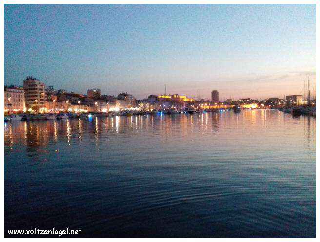 Vue panoramique du Vieux-Port de Marseille, symbole de l'histoire maritime et des attractions captivantes.
