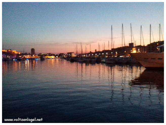 Vue panoramique du Vieux-Port de Marseille, symbole de l'histoire maritime et des attractions captivantes.