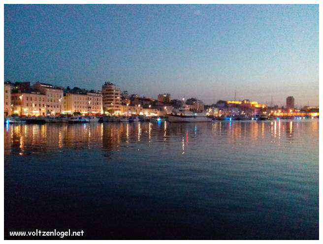 Vue panoramique du Vieux-Port de Marseille, symbole de l'histoire maritime et des attractions captivantes.