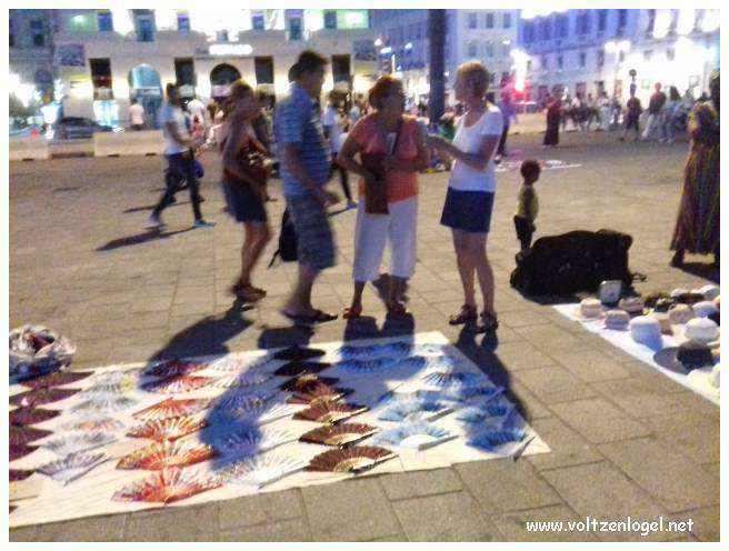 Vue panoramique du Vieux-Port de Marseille, symbole de l'histoire maritime et des attractions captivantes.