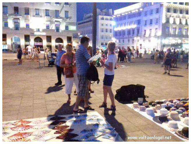 Vue panoramique du Vieux-Port de Marseille, symbole de l'histoire maritime et des attractions captivantes.
