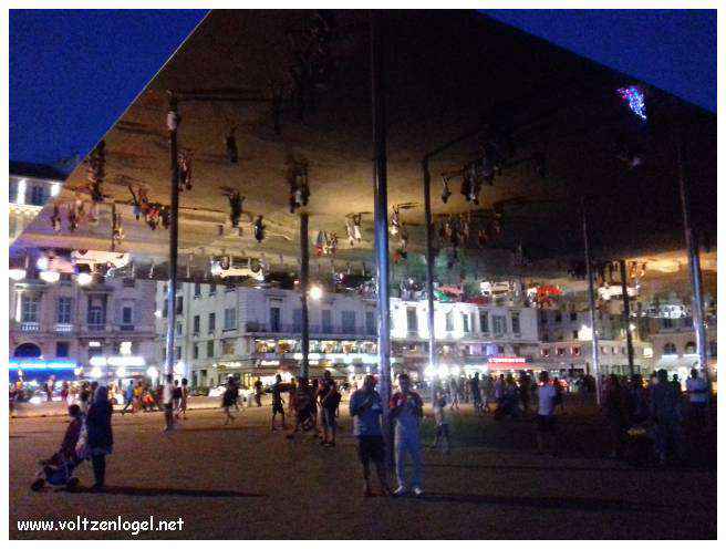 Vue panoramique du Vieux-Port de Marseille, symbole de l'histoire maritime et des attractions captivantes.