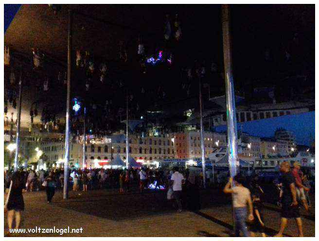 Vue panoramique du Vieux-Port de Marseille, symbole de l'histoire maritime et des attractions captivantes.