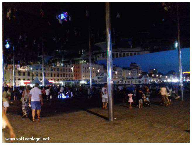 Vue panoramique du Vieux-Port de Marseille, symbole de l'histoire maritime et des attractions captivantes.