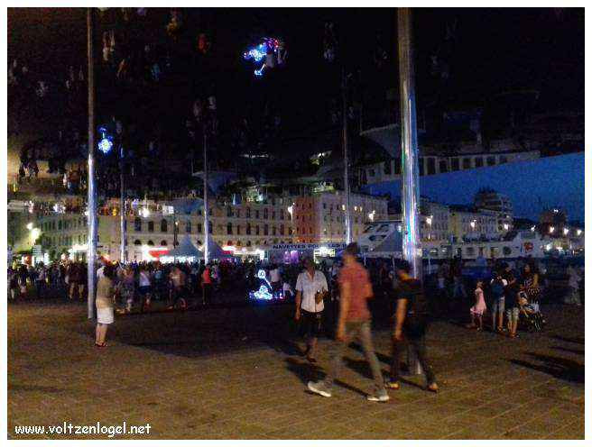 Vue panoramique du Vieux-Port de Marseille, symbole de l'histoire maritime et des attractions captivantes.
