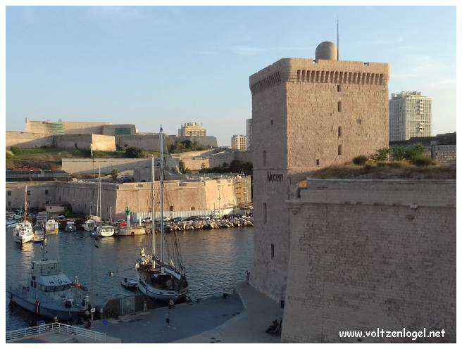 Vue panoramique du Vieux-Port de Marseille, symbole de l'histoire maritime et des attractions captivantes.