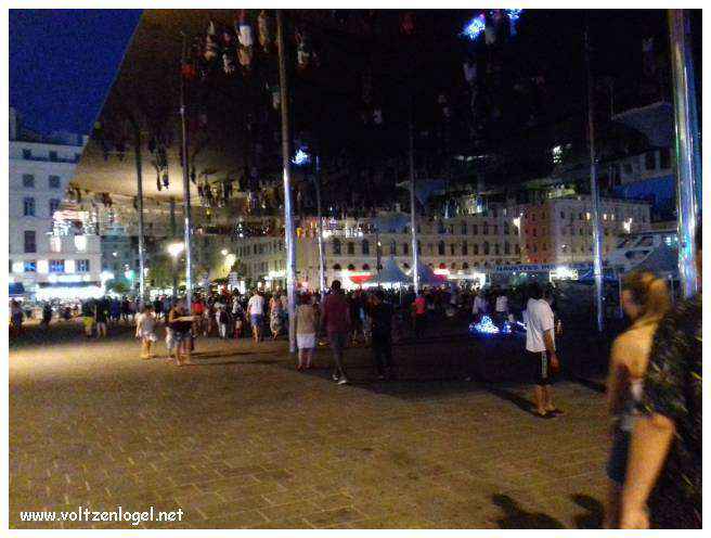 Vue panoramique du Vieux-Port de Marseille, symbole de l'histoire maritime et des attractions captivantes.