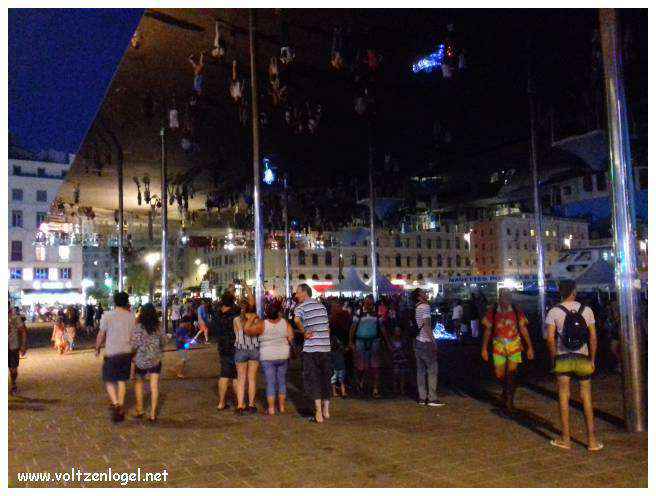Vue panoramique du Vieux-Port de Marseille, symbole de l'histoire maritime et des attractions captivantes.