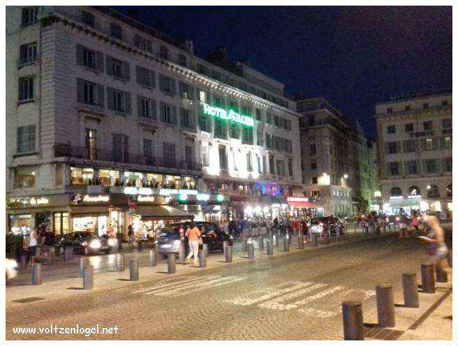 Vue panoramique du Vieux-Port de Marseille, symbole de l'histoire maritime et des attractions captivantes.