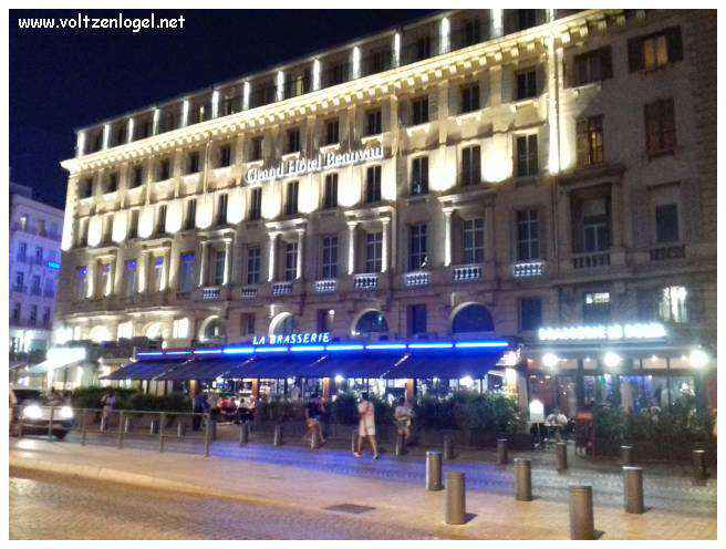 Vue panoramique du Vieux-Port de Marseille, symbole de l'histoire maritime et des attractions captivantes.