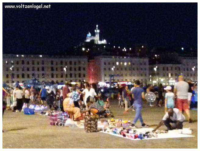 Vue panoramique du Vieux-Port de Marseille, symbole de l'histoire maritime et des attractions captivantes.