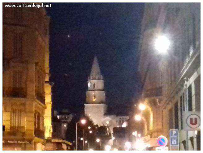 Vue panoramique du Vieux-Port de Marseille, symbole de l'histoire maritime et des attractions captivantes.