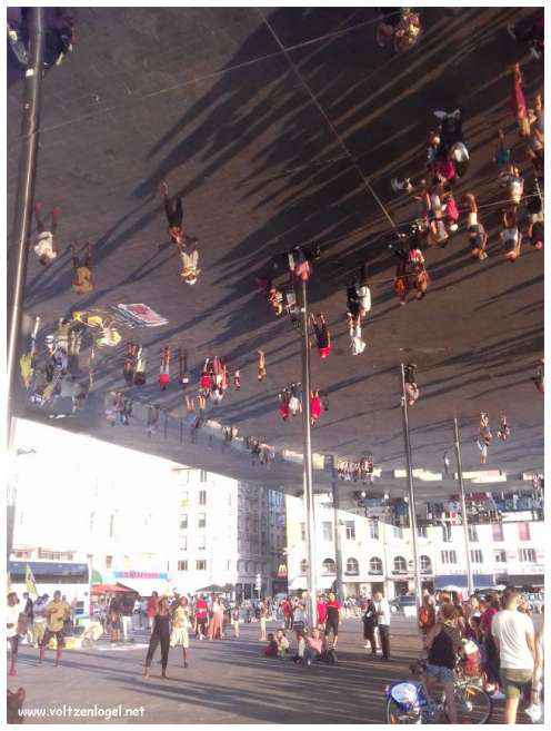 Vue panoramique du Vieux-Port de Marseille, symbole de l'histoire maritime et des attractions captivantes.