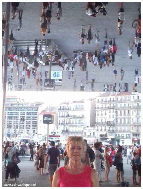 Vue panoramique du Vieux-Port de Marseille, symbole de l'histoire maritime et des attractions captivantes.