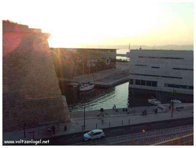 Vue panoramique du Vieux-Port de Marseille, symbole de l'histoire maritime et des attractions captivantes.