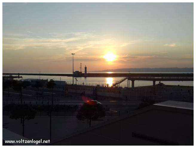 Vue panoramique du Vieux-Port de Marseille, symbole de l'histoire maritime et des attractions captivantes.