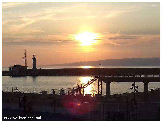 Vue panoramique du Vieux-Port de Marseille, symbole de l'histoire maritime et des attractions captivantes.