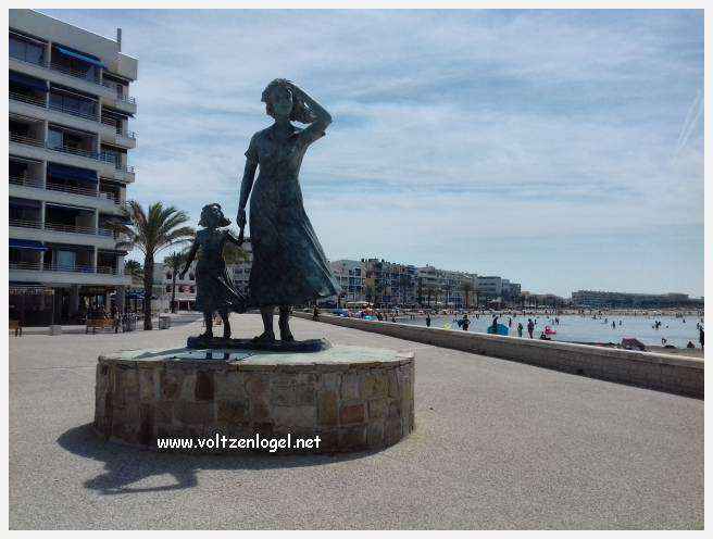 Cheval camarguais galopant librement dans les marais, symbole de la nature sauvage de la Camargue.