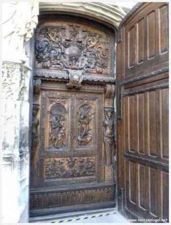 Portes monumentales de l'Eglise Saint-Pierre: œuvres d'art en noyer.