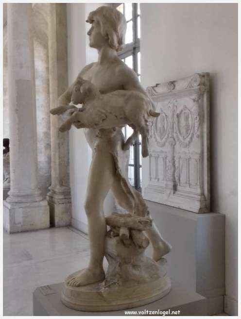 Exploration des trésors artistiques et historiques du Musée Calvet à Avignon.