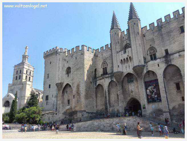 Vue aérienne du majestueux Palais des Papes d'Avignon, symbole de son histoire médiévale.