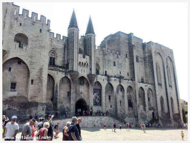 Vue panoramique du Palais des Papes à Avignon, symbole de l'histoire médiévale provençale.