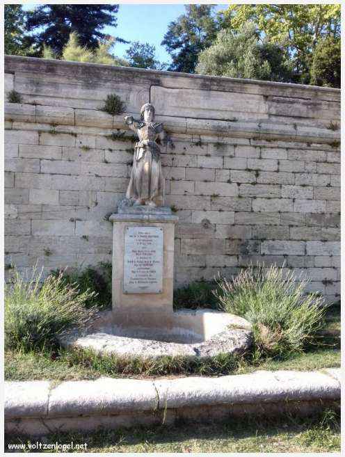 Palais des Papes à Avignon : un voyage captivant à travers l'histoire et la culture.