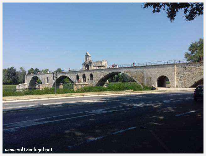 Vue envoûtante du Pont Saint-Bénézet, témoin de l'histoire médiévale et des trésors d'Avignon.