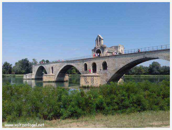 Vue envoûtante du Pont Saint-Bénézet, témoin de l'histoire médiévale et des trésors d'Avignon.