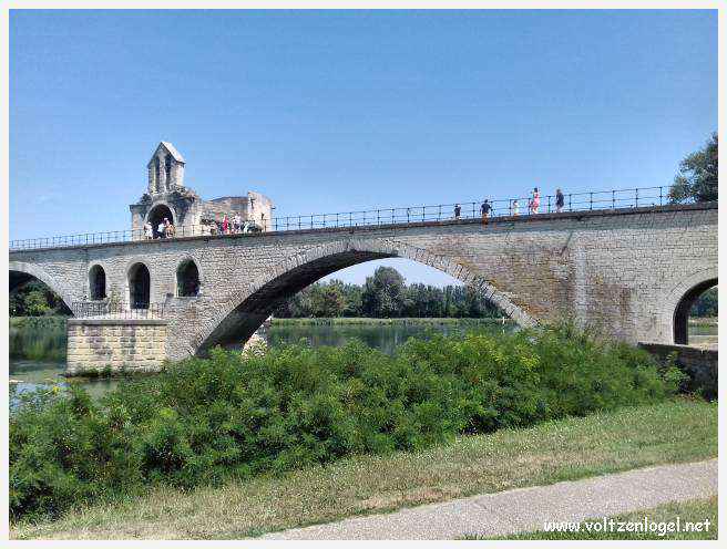 Vue envoûtante du Pont Saint-Bénézet, témoin de l'histoire médiévale et des trésors d'Avignon.