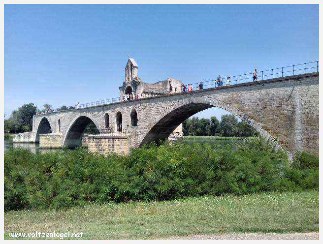 Vue envoûtante du Pont Saint-Bénézet, témoin de l'histoire médiévale et des trésors d'Avignon.
