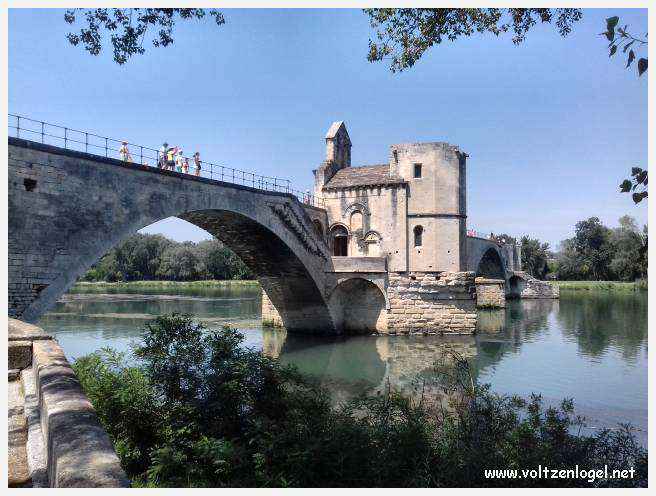 Vue envoûtante du Pont Saint-Bénézet, témoin de l'histoire médiévale et des trésors d'Avignon.