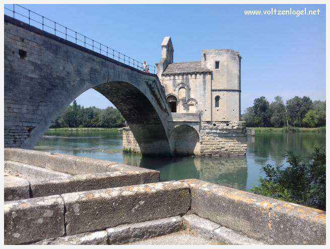 Vue envoûtante du Pont Saint-Bénézet, témoin de l'histoire médiévale et des trésors d'Avignon.
