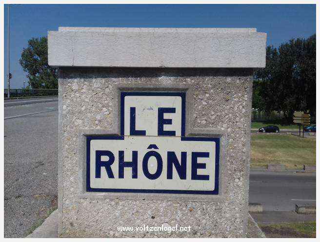 Vue envoûtante du Pont Saint-Bénézet, témoin de l'histoire médiévale et des trésors d'Avignon.