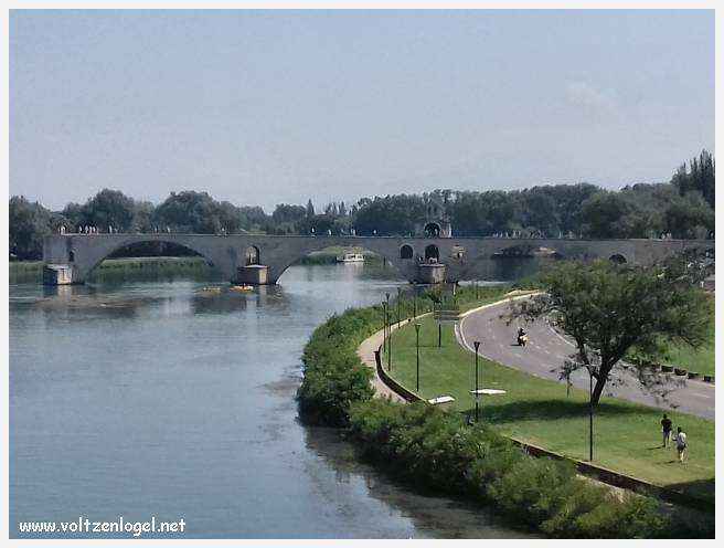 Vue envoûtante du Pont Saint-Bénézet, témoin de l'histoire médiévale et des trésors d'Avignon.