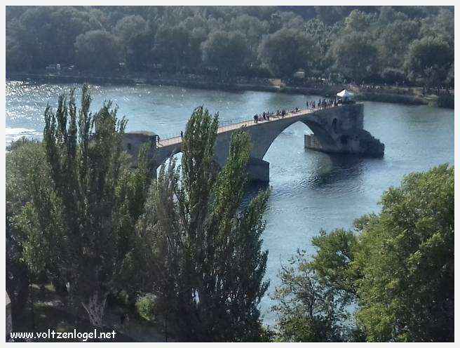 Vue envoûtante du Pont Saint-Bénézet, témoin de l'histoire médiévale et des trésors d'Avignon.