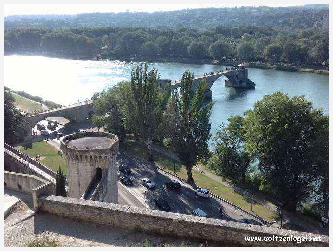 Vue envoûtante du Pont Saint-Bénézet, témoin de l'histoire médiévale et des trésors d'Avignon.
