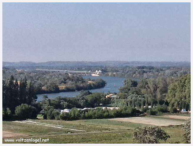 Vue envoûtante du Pont Saint-Bénézet, témoin de l'histoire médiévale et des trésors d'Avignon.