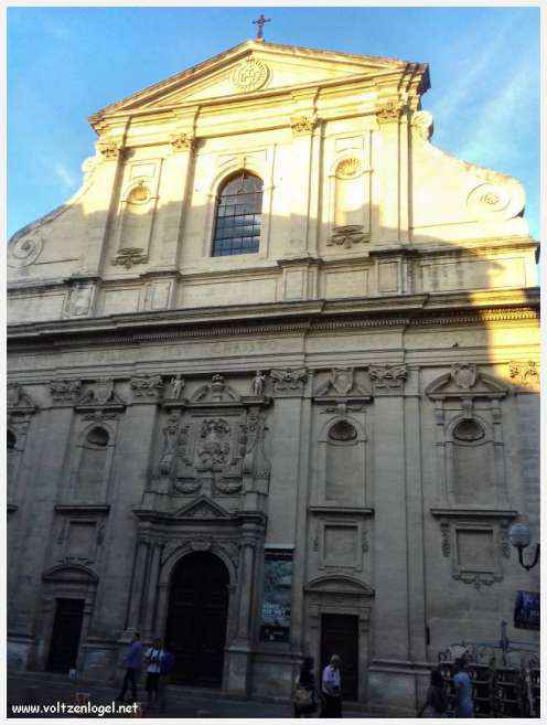 Vue panoramique sur Avignon, cité historique aux trésors cachés et à la richesse culturelle.