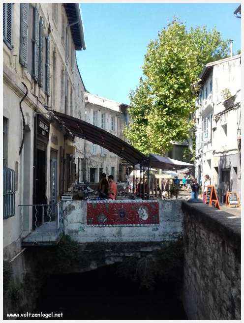 Vue panoramique sur Avignon, cité historique aux trésors cachés et à la richesse culturelle.