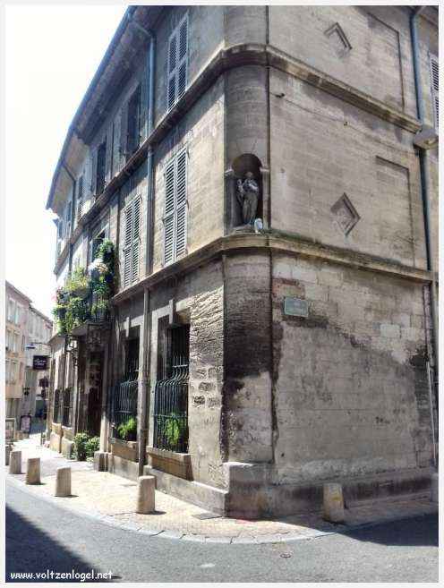 Vue panoramique sur Avignon, cité historique aux trésors cachés et à la richesse culturelle.