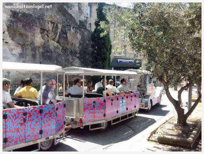 Vue panoramique sur Avignon, cité historique aux trésors cachés et à la richesse culturelle.
