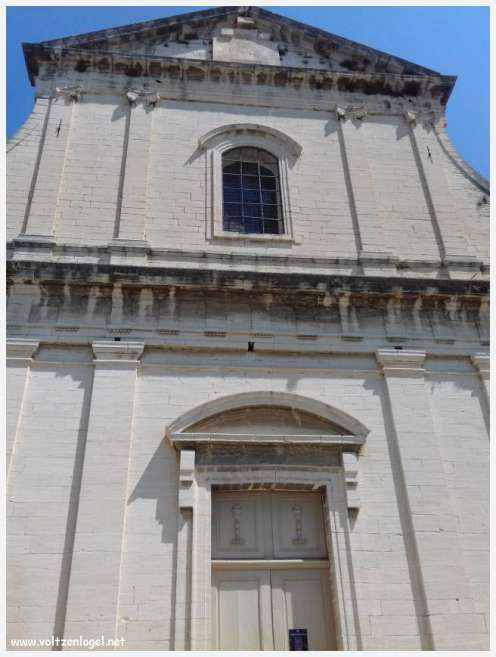 Vue pittoresque du village de Bédoin, niché au pied majestueux du Mont Ventoux.