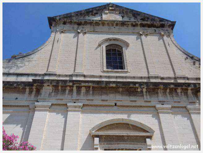 Vue pittoresque du village de Bédoin, niché au pied majestueux du Mont Ventoux.