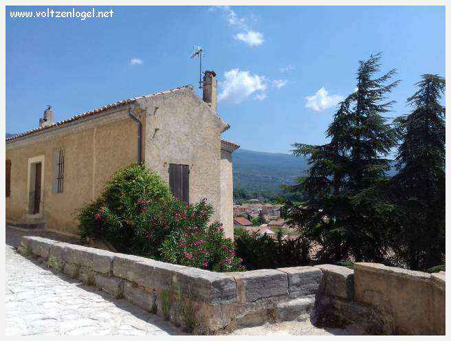 Vue pittoresque du village de Bédoin, niché au pied majestueux du Mont Ventoux.