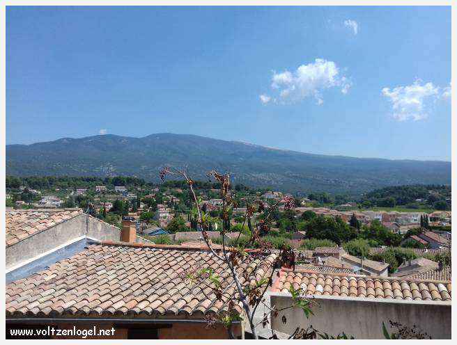 Vue pittoresque du village de Bédoin, niché au pied majestueux du Mont Ventoux.