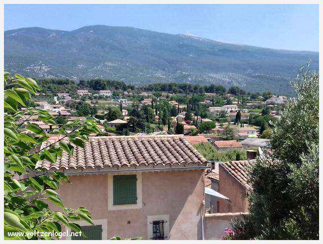 Vue pittoresque du village de Bédoin, niché au pied majestueux du Mont Ventoux.
