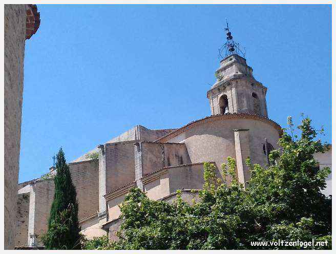 Vue pittoresque du village de Bédoin, niché au pied majestueux du Mont Ventoux.