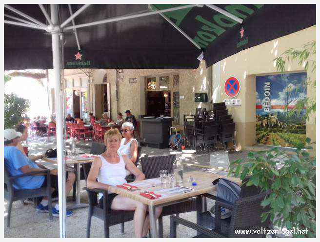 Vue pittoresque du village de Bédoin, niché au pied majestueux du Mont Ventoux.