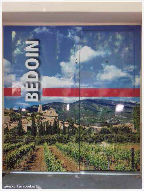 Vue pittoresque du village de Bédoin, niché au pied majestueux du Mont Ventoux.